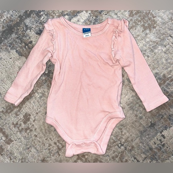 Old Navy Pink Long Sleeve Baby Bodysuit size 6-12 months - Picture 1 of 3